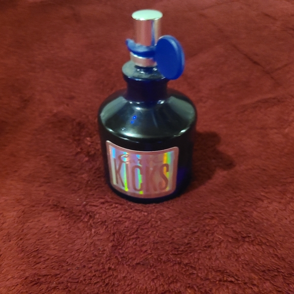 Curve kicks men - Picture 1 of 3